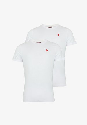 Twee witte katoenen T-shirts met korte mouwen en ronde halslijnen, met een klein rood geborduurd logo op de borst.