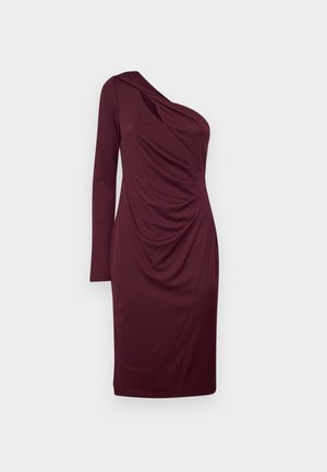 Rochie burgundă cu un umăr descoperit, manșon lung, detalii drapate pe față și material neted, elastic. Lungime până la mijlocul coapsei.