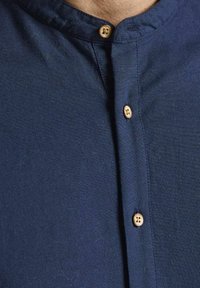 Jack & Jones PREMIUM JPRBLASUMMER HALF PLACKET L/S SN - Camisa - navy blazer