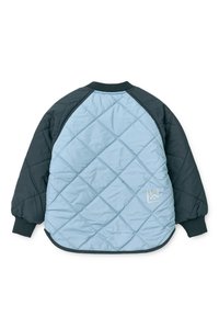 Μπουφάν με επένδυση, εμπρός μέρος σε ανοιχτό μπλε με κουκούλα και σκούρα μπλε μανίκια. Διαθέτει στρογγυλή λαιμόκοψη και ριμπ μανσέτες. Περιλαμβάνει λεπτομέρεια με λογότυπο στην πλάτη.