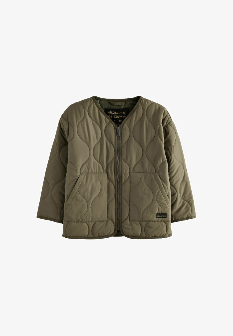Giacca trapuntata color verde oliva con chiusura a zip, collo rotondo e due tasche frontali, caratterizzata da una superficie liscia e un motivo a onde.
