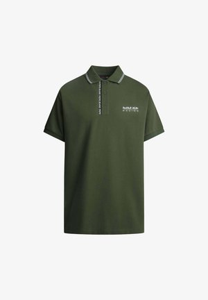 Oliwkowa koszula polo z klasycznym kołnierzykiem, krótkimi rękawami i białymi akcentami. Posiada logo "Red Bull Racing" oraz pionowy detal z napisem.