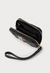 Čierna kožená peňaženka s prešívanou textúrou, zlatým zipsom a zápästným popruhom. Obsahuje viacero priehradiek na karty a hotovosť.