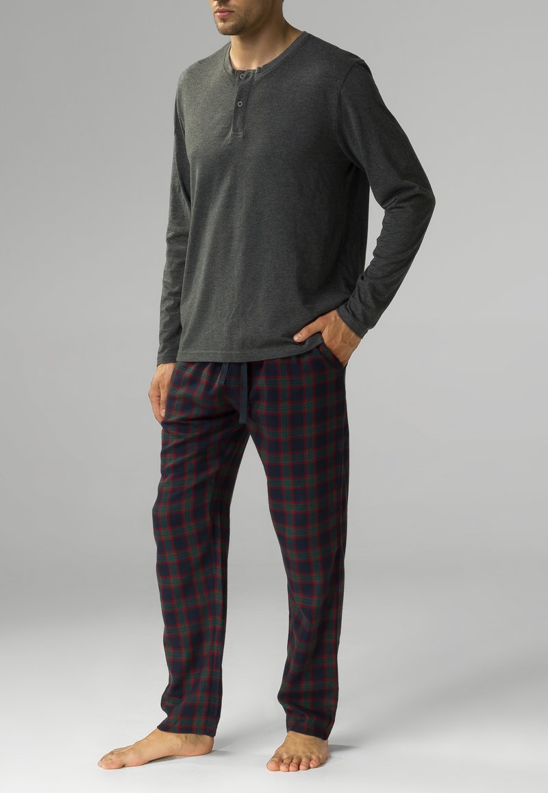 Męski zestaw odzieży domowej składający się z szarej bluzki z długim rękawem i spodni w kratę w kolorze granatowym, czerwonym i zielonym, o luźnym kroju i wygodnym pasku z regulacją.