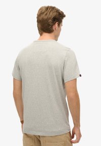 Grijze T-shirt met korte mouwen en een ronde hals, gemaakt van een zachte, gestructureerde stof, met een klein logo op de mouw.