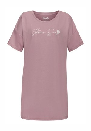 Rosa T-Shirt aus weichem Stoff, mit kurzen Ärmeln, rundem Halsausschnitt und dem Text "Vitamin Sea" in Weiß auf der Vorderseite.