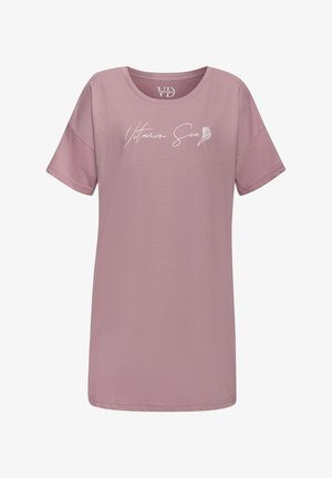Rosa T-Shirt aus weichem Stoff, mit kurzen Ärmeln, rundem Halsausschnitt und dem Text "Vitamin Sea" in Weiß auf der Vorderseite.