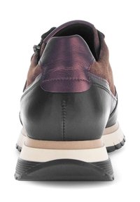 Zwarte leren en bruine suède sneaker met een ronde neus, zichtbare stiksels, textuurelementen en een rubberen zool. Achteraanzicht.