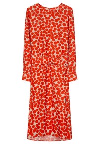 Långärmad klänning med en krämfärgad bakgrund och röda cirkulära mönster, rak passform och ett självknytande bälte i midjan.