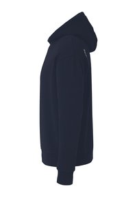 Sweatshirt à capuche bleu marine avec une texture douce. Présente un profil latéral, des poignets et un ourlet côtelés, ainsi qu'un petit logo sur l'épaule.