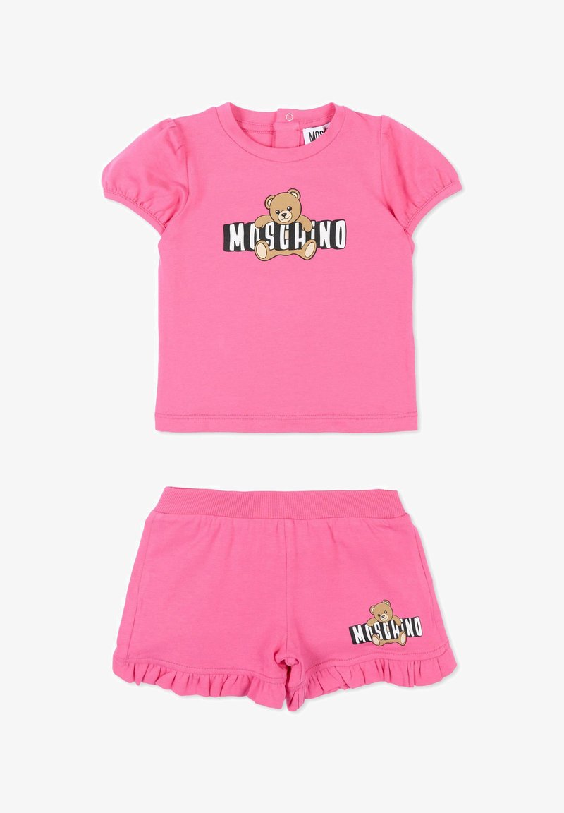 Ensemble deux pièces rose pour tout-petit, comprenant un haut à manches courtes et un short, tous deux ornés d'un motif d'ours en peluche et du logo "Moschino".