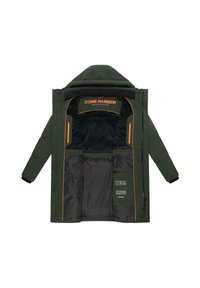 Giacca isolante verde con cappuccio, dotata di accenti arancioni, chiusura con zip e più tasche interne per il contenimento. Texture liscia.