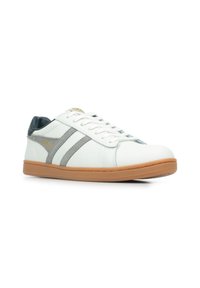 Sneaker in pelle bianca con strisce in suede grigio, suola in gomma color gomma e tallone blu scuro. Presenta lacci bianchi e dettagli in logo dorato.