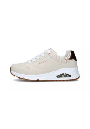 Sneaker bianco con tomaia testurizzata, dettagli perforati e tallone in oro rosa. Presenta un'unità d'aria visibile e suola in gomma.
