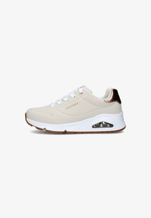 Sneaker bianco con tomaia testurizzata, dettagli perforati e tallone in oro rosa. Presenta un'unità d'aria visibile e suola in gomma.