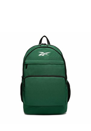 Ciemnozielony plecak z wieloma kieszeniami zapinanymi na zamek, czarną rączką i paskami oraz białym logo Reebok na górnej przedniej części.