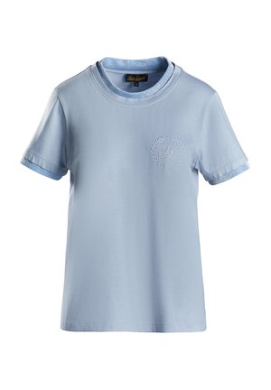 Camiseta de algodón azul claro con mangas cortas, presenta un escote redondo y un borde brillante. Logo bordado con diseño de laurel en la parte frontal.