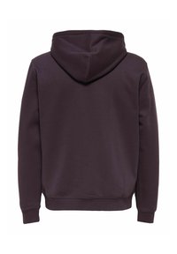Sweat-shirt à capuche de couleur violet foncé, fabriqué en tissu doux, avec une capuche arrondie, des manches longues et des poignets et un ourlet côtelés.