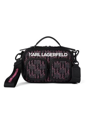 Sac bandoulière Karl Lagerfeld noir et rose à motif, avec deux poches avant zippées, une poignée supérieure et une sangle réglable avec texte logo.