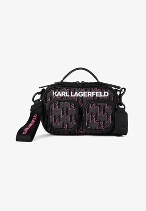 Czarna i różowa wzorzysta torba na ramię Karl Lagerfeld z dwoma przednimi kieszeniami na zamek, górnym uchwytem i regulowanym paskiem z napisem logo.