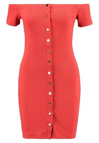 Robe rouge côtelée, décolletée et à manches courtes, avec une fermeture boutonnée à l'avant et une silhouette ajustée. Les boutons métalliques contrastent avec le tissu.