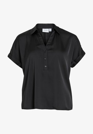 Svart kortermet bluse med oppbrettede mansjetter, V-hals og tre knapper foran, laget av glatt, lett blankt stoff.