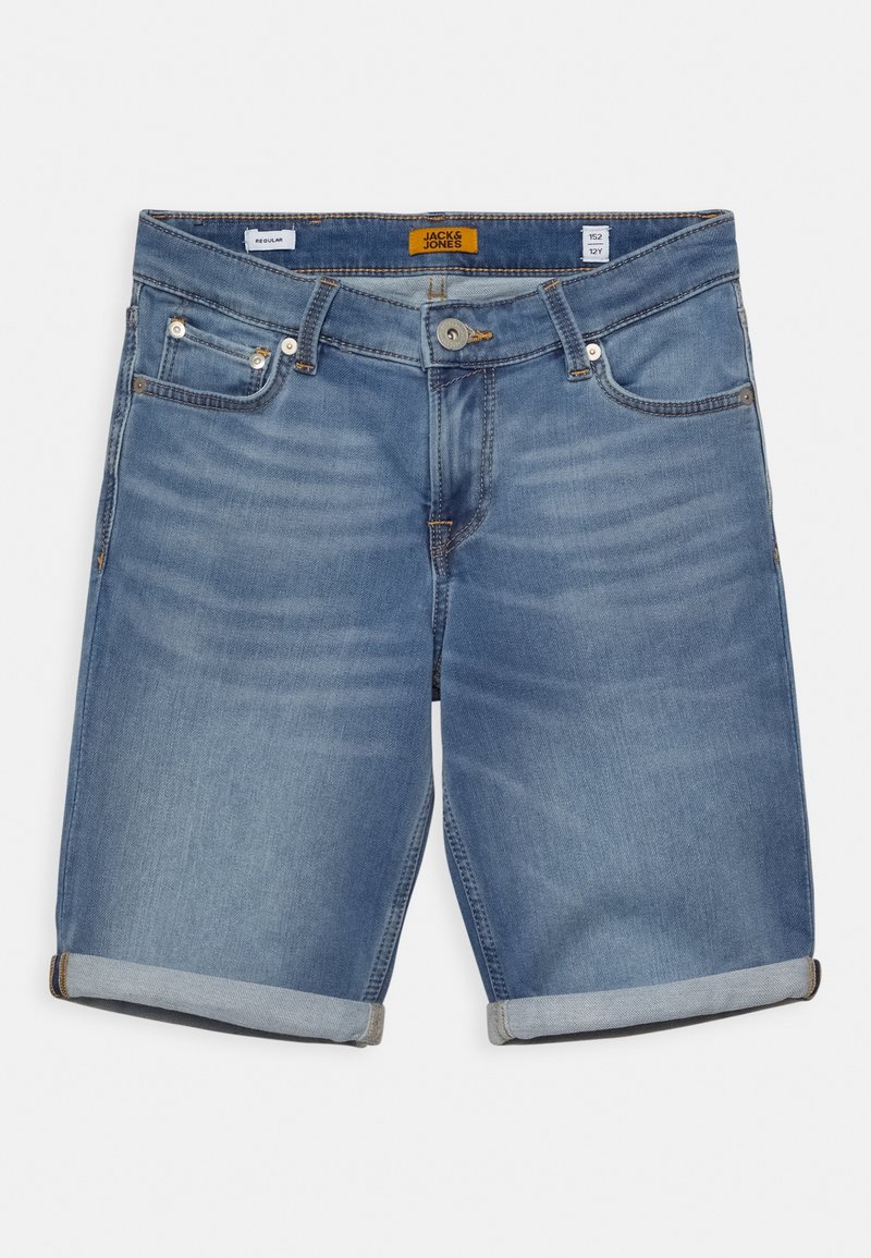 Short en denim bleu avec ourlets roulés, fermeture à bouton et zip à l'avant, passants pour ceinture et design à cinq poches.