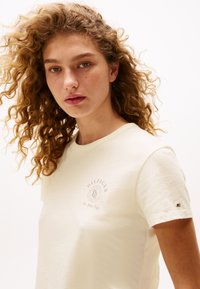 Tommy Hilfiger TH X SOFIA RICHIE GRAINGE T-SHIRT 2 - Basic T-shirt - ivory petal