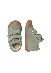 Zelené nubukové boty s hnědými gumovými podrážkami, disponující dvojitými suchými zipy, zaoblenou špičkou a polstrovaným vnitřním podšívkou pro pohodlí.