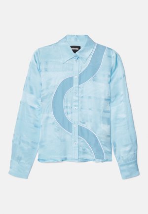 Ανοιχτό μπλε μακρυμάνικο πουκάμισο σε σατινέ φινίρισμα, με καμπυλωτό σχέδιο σε σκούρο μπλε και λευκή επένδυση κατά μήκος της ραφής και των κουμπιών.