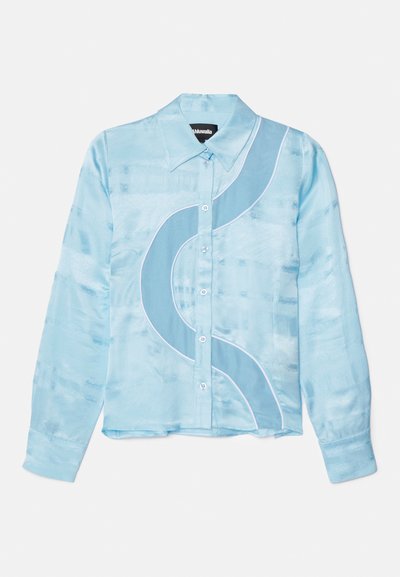 Ανοιχτό μπλε μακρυμάνικο πουκάμισο σε σατινέ φινίρισμα, με καμπυλωτό σχέδιο σε σκούρο μπλε και λευκή επένδυση κατά μήκος της ραφής και των κουμπιών.