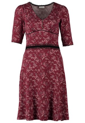 Robe florale bordeaux avec des manches mi-longues aux coudes, un décolleté en V, une bordure en dentelle noire, une taille cintrée et un détail de bouton au niveau de la poitrine.