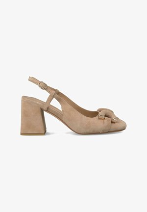 Beige suède slingback hak met een vierkante neus, blokhak en decoratieve knoopdetails met metallic accenten.