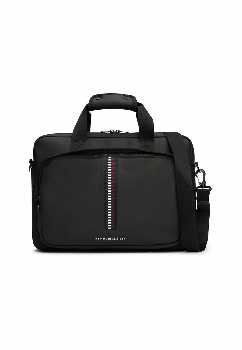 Borsa per laptop nera realizzata in un materiale liscio e durevole. Presenta una tasca anteriore con zip e un dettaglio a righe, oltre a una tracolla removibile.