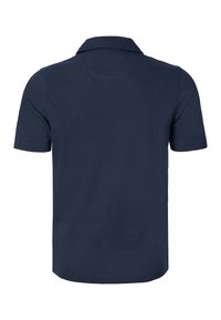 Polo azul marino de manga corta mostrado desde atrás con un cuello plano y textura de tela lisa.