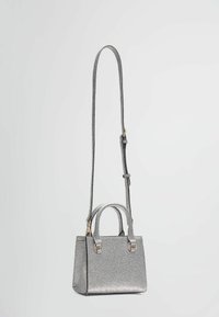 Borsa a mano in glitter argento con doppio manico corto e tracolla regolabile, caratterizzata da accessori in tonalità oro e una forma strutturata.