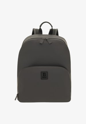 Grauer Rucksack aus glattem Material, mit einem Reißverschluss-Hauptfach, einer Fronttasche und gepolsterten Schultergurten. Logo vorne geprägt.