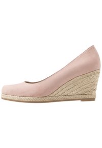 Roze suede wedge pump met een ronde neus en een textuur jute platform. Laag uitgesneden zijkanten en een gladde afwerking. Wedge hoogte van ongeveer 7,5 cm.
