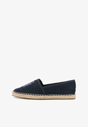 Marineblauwe suède espadrille met jutezool; voorzien van een geborduurd ontwerp aan de voorkant, instapmodel en een spits toelopende neus.