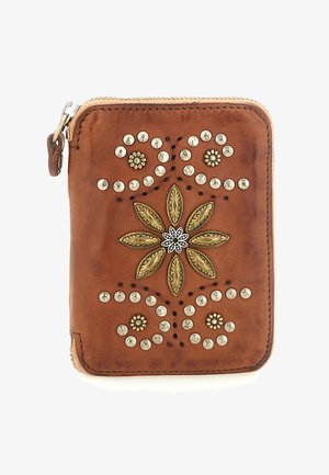 Portafoglio in pelle marrone con motivo floreale in rilievo, dettagli metallici argentati e dorati, chiusura con cerniera e angoli arrotondati. Superficie testurizzata.