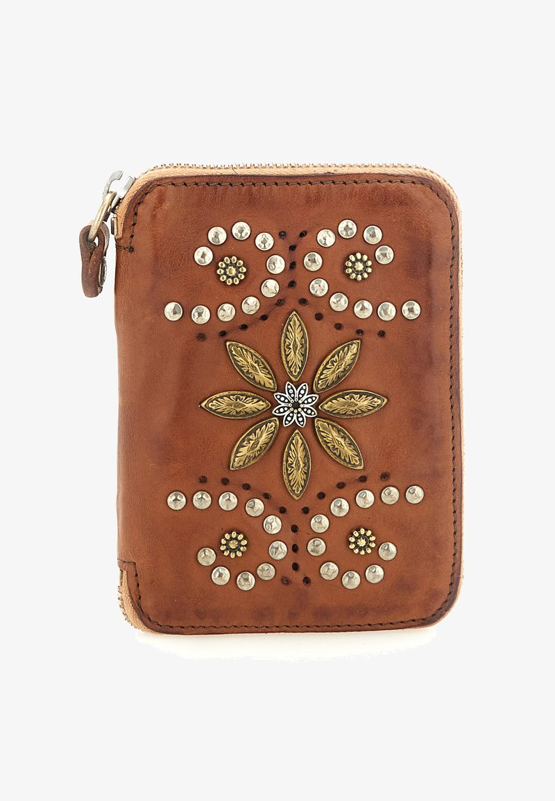 Portafoglio in pelle marrone con motivo floreale in rilievo, dettagli metallici argentati e dorati, chiusura con cerniera e angoli arrotondati. Superficie testurizzata.