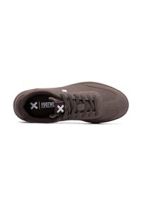 Sneaker in suede marrone con punta arrotondata, superficie liscia e sei fori per i lacci. Presenta un logo sulla linguetta e dettagli di cucitura sottili.