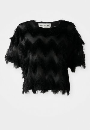 Czarna krótko rękawowa bluzka z teksturowanym wzorem zygzakowym oraz frędzlami wokół dołu i rękawów. Materiał wydaje się lekki i przejrzysty.