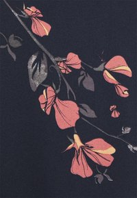 Kolorowy wzór kwiatowy z różowymi i żółtymi kwiatami na ciemnoniebieskim tle, z zielonymi liśćmi i delikatnymi detalami.