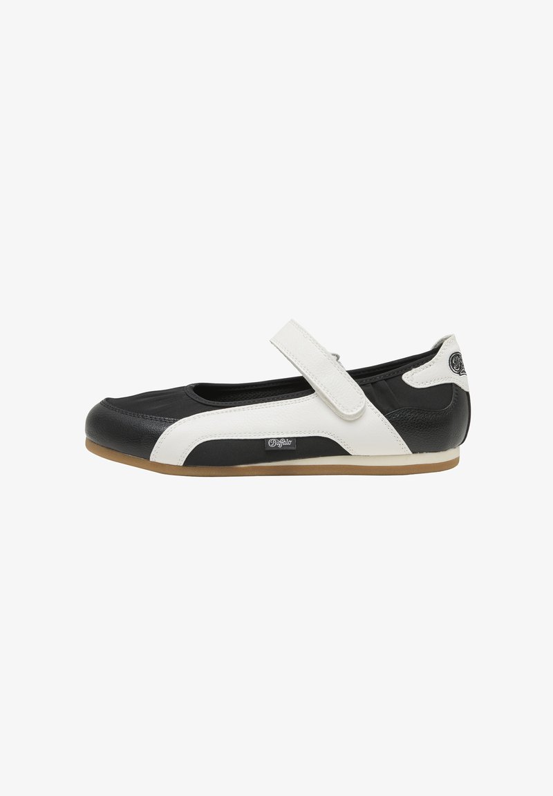 Chaussure Mary Jane en noir et blanc, dessus en cuir, design plat, bride réglable, bout rond et semelle en caoutchouc, avec détail du logo sur le côté.