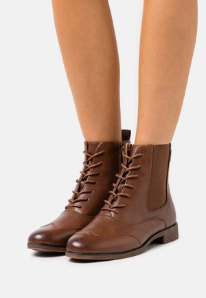 COMFORT - Botki sznurowane - cognac
