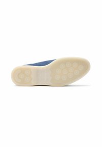 Zapato de ante azul con una suela de goma de color claro. La suela presenta un patrón circular para el agarre y un ligero diseño ondulado en el borde.
