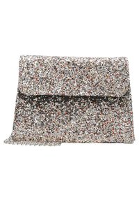 Błyszcząca prostokątna kopertówka w kolorze srebrnym z czerwonymi i złotymi akcentami, z przykrywką typu fold-over i srebrnym łańcuszkiem.