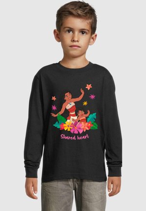 Schwarzes Langarm-T-Shirt mit bunten Blumenmotiven und zwei Figuren. Der Text lautet "Geteiltes Herz" in pinker Schrift. Weicher Baumwollstoff.