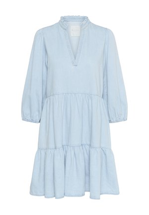 Světle modré šaty z chambray s volánkovým límcem, tříčtvrtečními rukávy a vrstvenou sukní. Měkká textilie a volný střih.